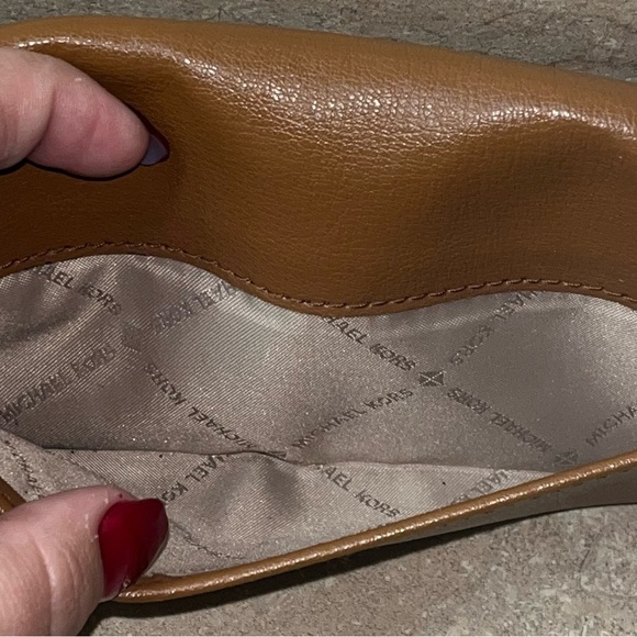 MICHAEL KORS KINSLEY Brown Leather Carryall Gold-Tone Hardware Wallet - Picture 9 of 16